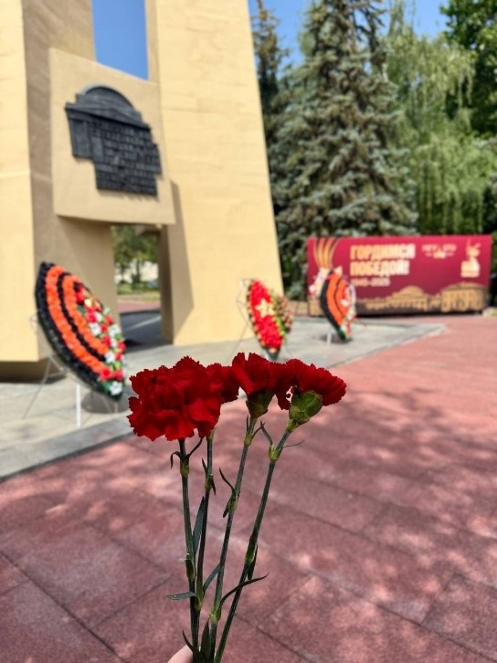 Делегация Социологического факультета приняла участие в «Вахте памяти»  Московского университета, приуроченной к 80-летию Великой Победы