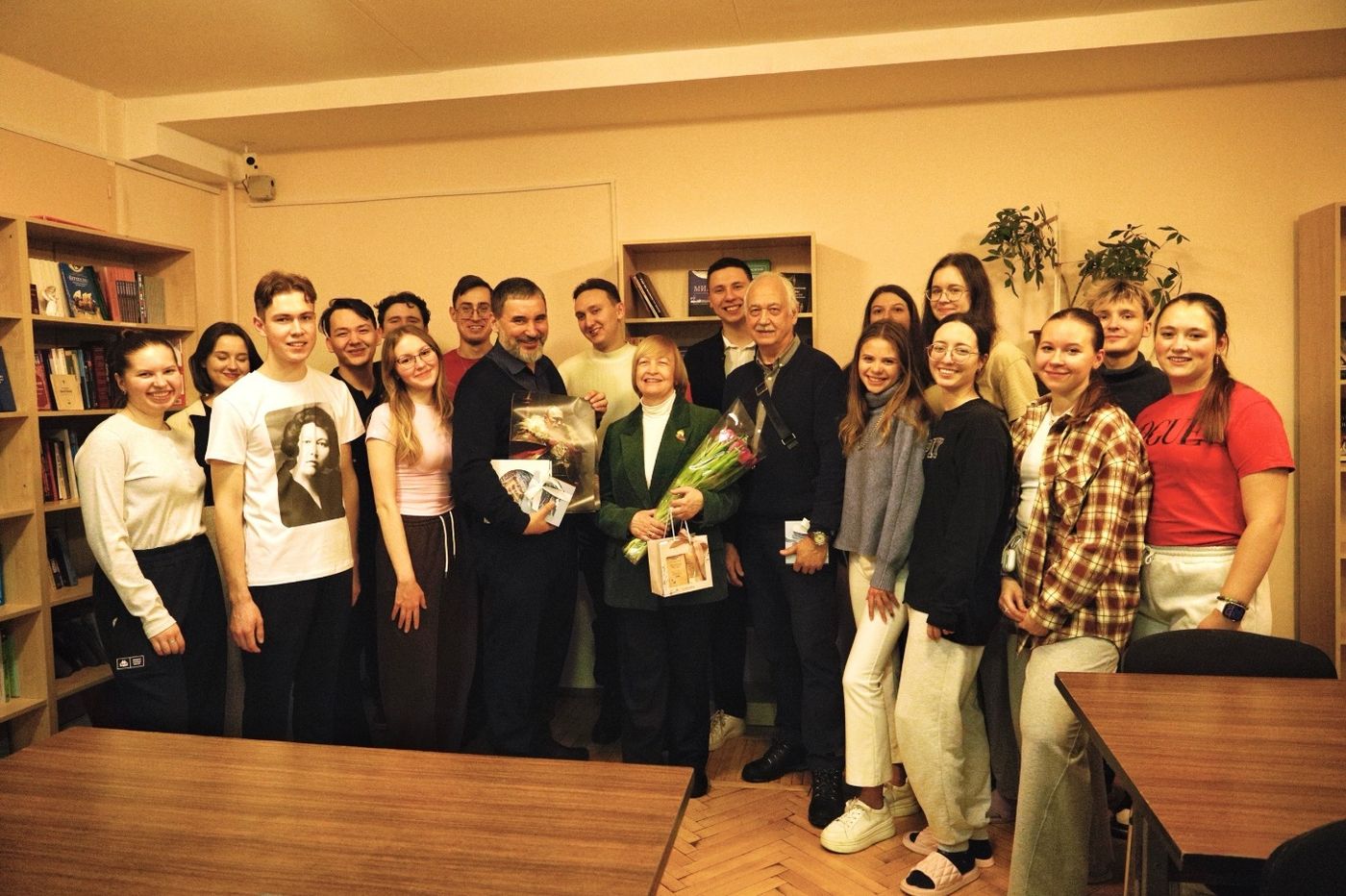 Книги, блины и тепло встреч: традиционный привоз книг в ДСВ объединил студентов и преподавателей социологического факультета