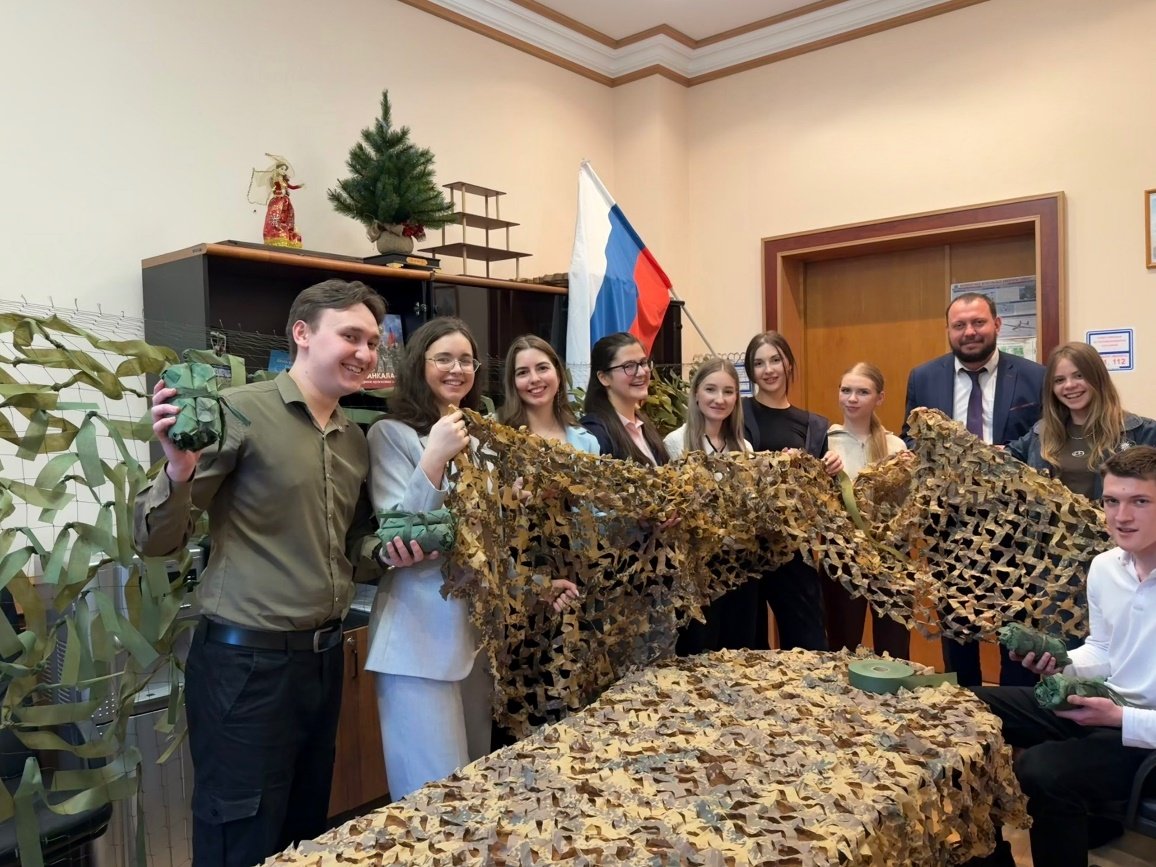 Общее дело своими руками: как студенты и преподаватели социологического факультета плели сети для участников Специальной военной операции